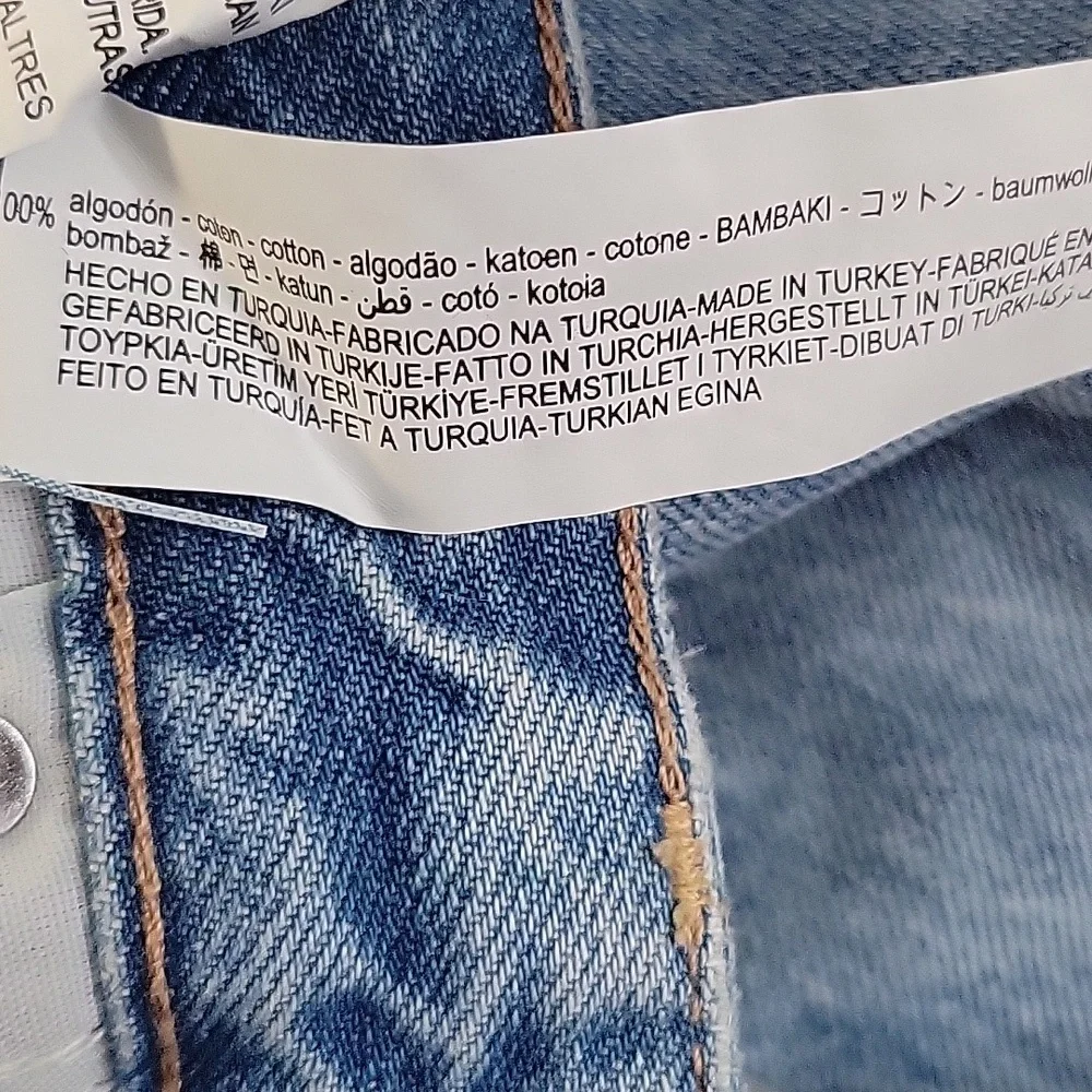NWT Zara High Rise Wide Leg Ripped Jeans Light Wash Raw Hem 100% Cotton Size 4
